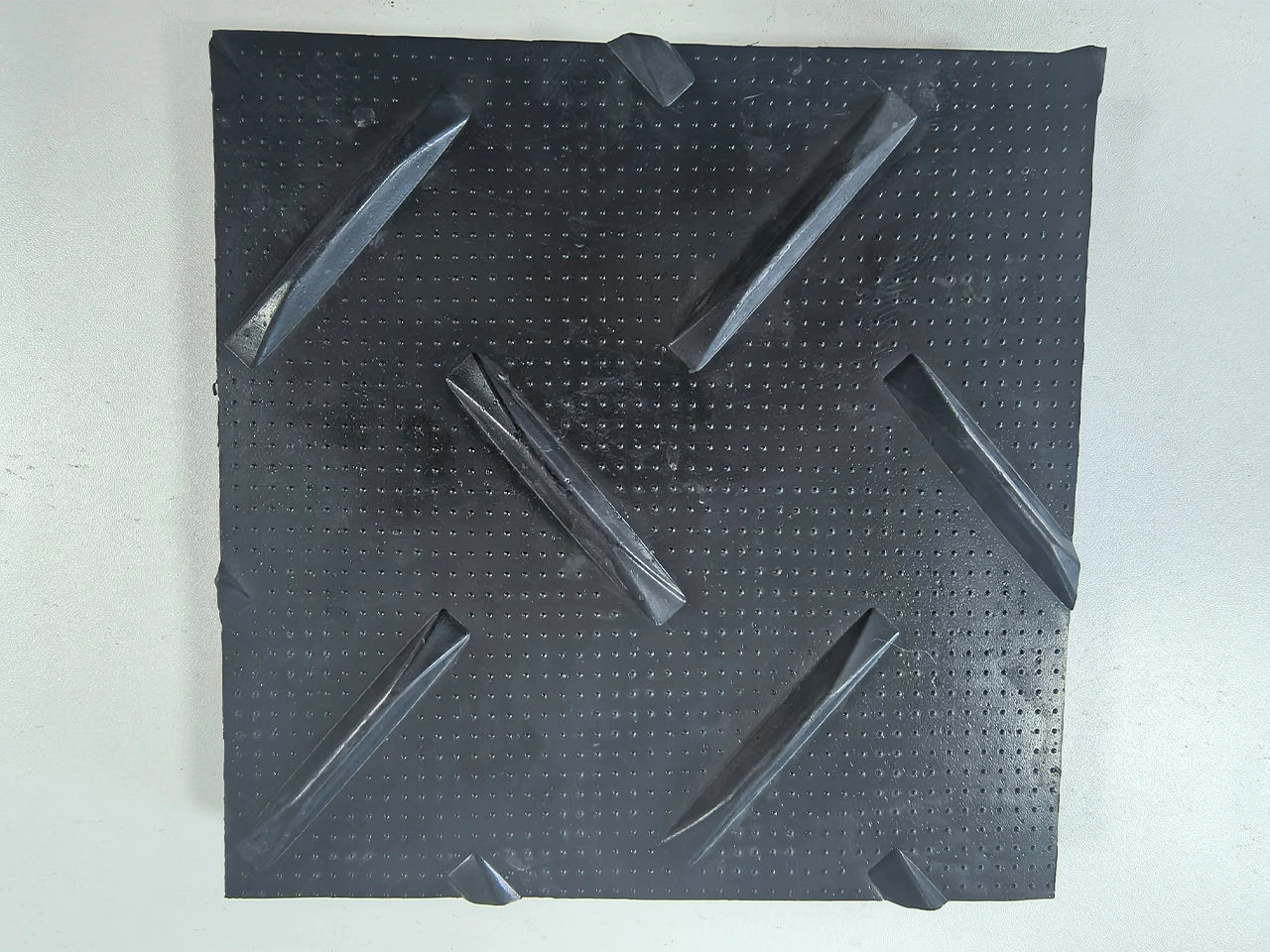 Black textured square mat with raised rectangular凸起物 on a white background HDPE ROAD MATS 8