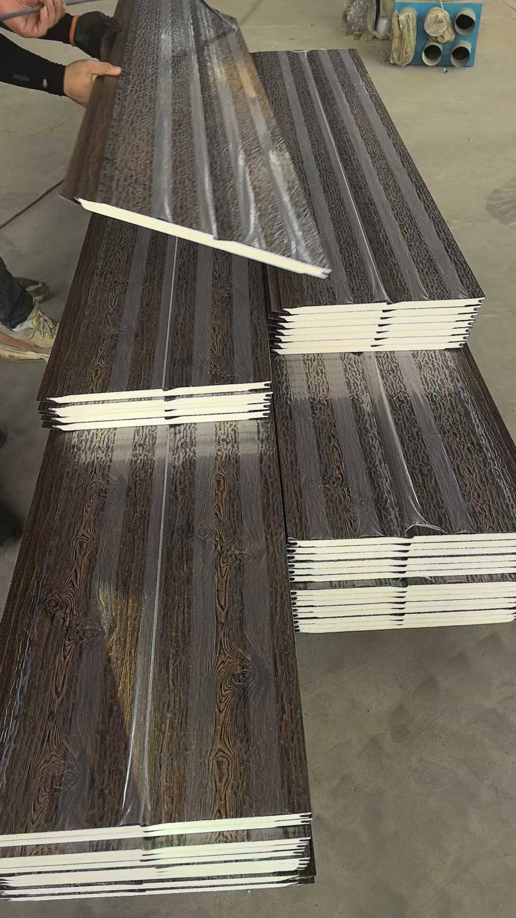 Weathercladding board PU 16mm - Efumily International